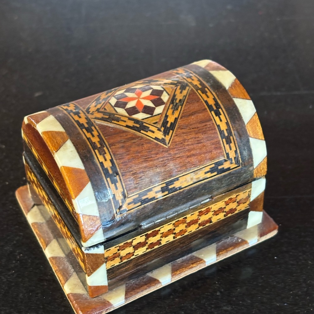 Vintage Glass Bottle Treasure Chest Trinkets - Picture 10 of 12